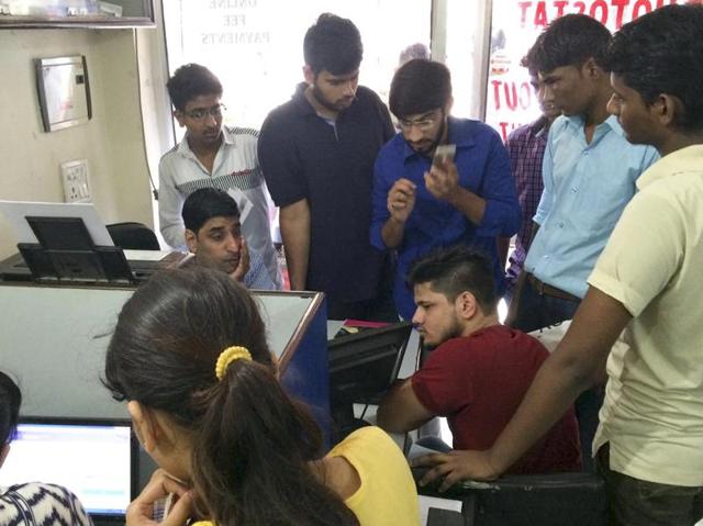 Students rush to cyber cafés but the Delhi University website is overwhelmed with applications and unable to handle the load. As a result, a few students are going to the colleges for admission. (Saumya Khandelwal / HT Photo)