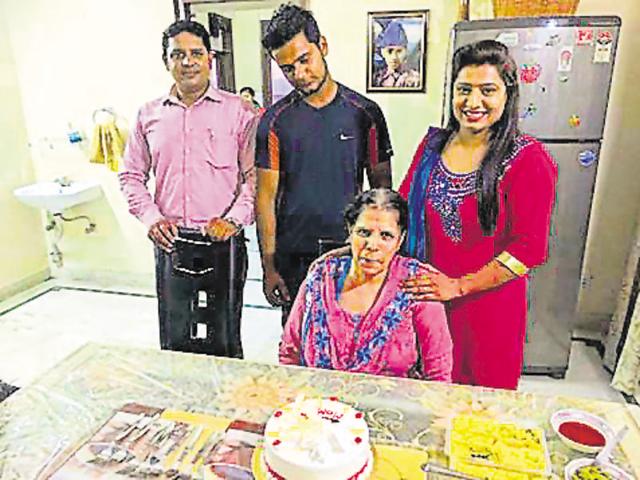 Faizan, Manish Dagar and Yasmine Yadav helped 59-year-old Gurdeep Kaur after her scooter was hit by a vehicle. (HT Photo) Faizan, Manish Dagar and Yasmine Yadav helped 59-year-old Gurdeep Kaur after her scooter was hit by a vehicle. (HT Photo)