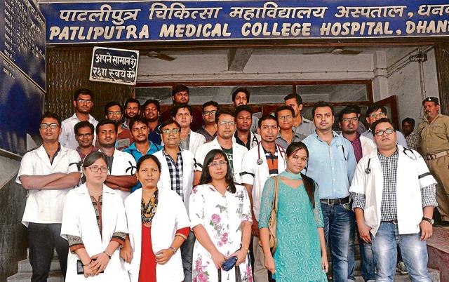 Junior doctors of PMCH demonstrate at the main gate of the hospital on Wednesday. (Bijay / HT Photo) Junior doctors of PMCH demonstrate at the main gate of the hospital on Wednesday. (Bijay / HT Photo)
