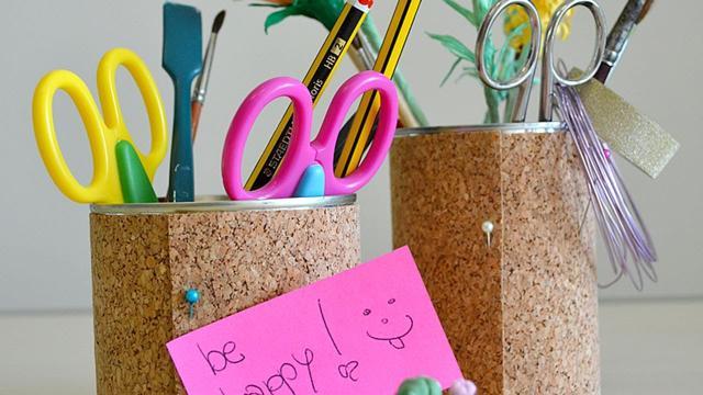 Post-it pen holders can be created out of old tin cans. Post-it pen holders can be created out of old tin cans.