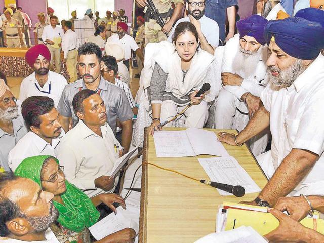 Deputy chief minister Sukhbir Singh Badal during a sangat darshan at Mangarh village in the Urmur constituency in Hoshiarpur. (HT Photo) Deputy chief minister Sukhbir Singh Badal during a sangat darshan at Mangarh village in the Urmur constituency in Hoshiarpur. (HT Photo)