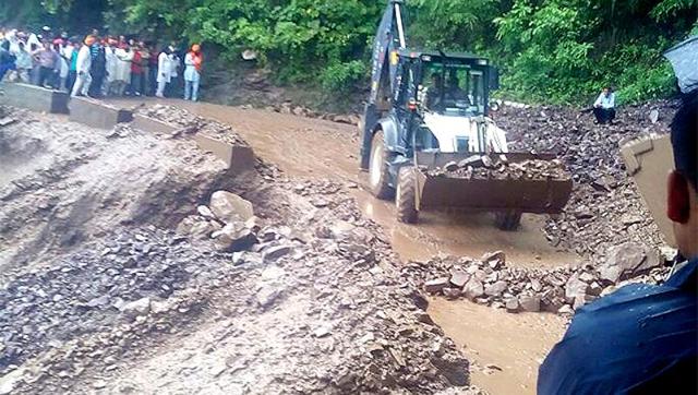 People stranded at Rishikesh - Badrinath national highway after heavy rainfall and cloudburst. (HT Photo)