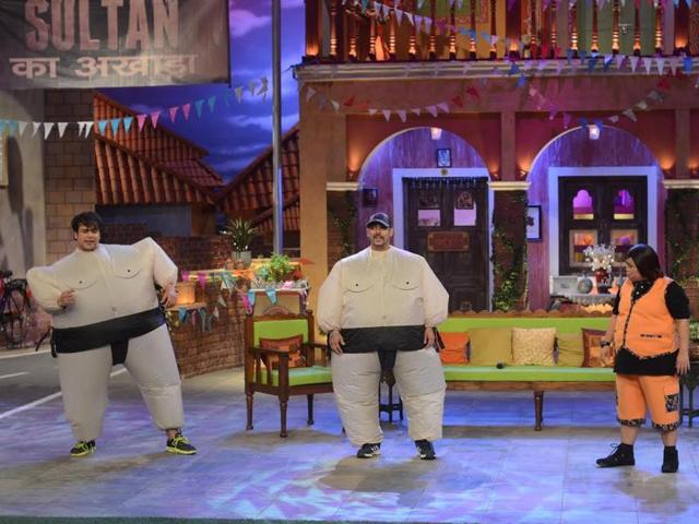 Salman Khan wore a Sumo wrestler costume and danced along with Kruhsna Abhishek on the song Jag Ghoomeya on the sets of Comedy Nights Live. The episode will be aired on Saturday. (COLORS)