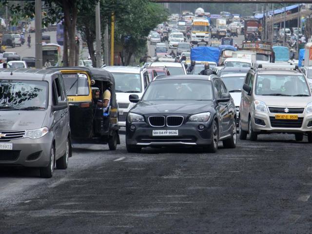 Kandivli Western Express Highway: Ten days of rain has resulted in a number of potholes on the stretch, leading to waterlogging. Not only do the potholes slow down the vehicular movement, but they also ensure the ride is bumpy. (Pramod Thakur/ Hindustan Times)