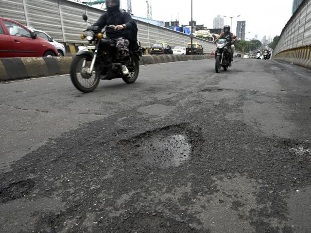 Hindmata flyover: A crack showed up soon after the first spell of showers. (Arijit Sen/ Hindustan Times)