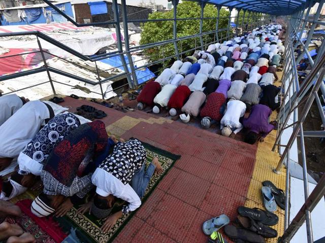 Mumbai, India - July 1, 2016: People offering Namaz on the Sky walk last day of Ramadan at Dharavi in Mumbai, India, on Friday, July 1, 2016. (Photo by Vijayanand Gupta/ Hindustan Times) (Vijayanand Gupta/ht photo) Mumbai, India - July 1, 2016: People offering Namaz on the Sky walk last day of Ramadan at Dharavi in Mumbai, India, on Friday, July 1, 2016. (Photo by Vijayanand Gupta/ Hindustan Times) (Vijayanand Gupta/ht photo)