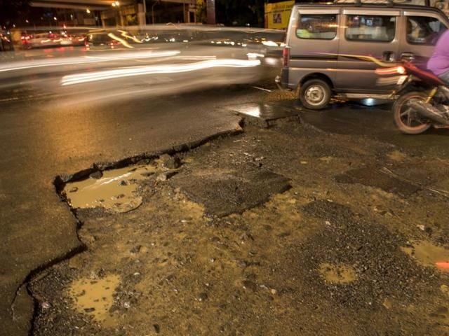 Sahar Road, Andheri: This road near Bahar Cinema is taken by commuters heading towards Vile Parle. A few showers have created craters, making the stretch prone to accidents. (Satish Bate/ Hindustan Times)