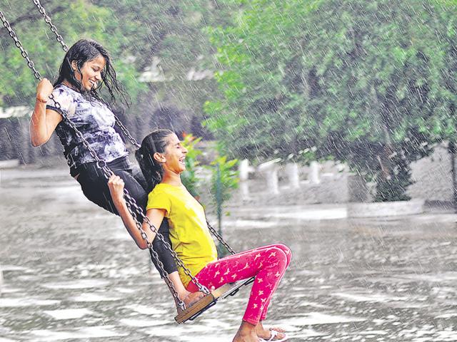 ...So have the girls. This pair was seen at the Rock garden in Chandigarh. (Karun Sharma/HT photo) ...So have the girls. This pair was seen at the Rock garden in Chandigarh. (Karun Sharma/HT photo)