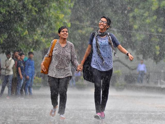 Girls enjoying the rains at Sukhna lake, Chandigarh. (Karun Sharma/HT photo) 