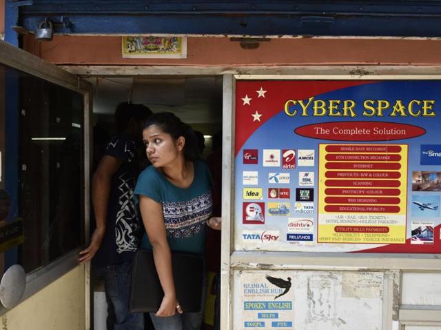 Rush at a cyber café as Delhi University website is overwhelmed with applicants and is unable to handle the load. (Saumya Khandelwal/HT Photo) Rush at a cyber café as Delhi University website is overwhelmed with applicants and is unable to handle the load. (Saumya Khandelwal/HT Photo)
