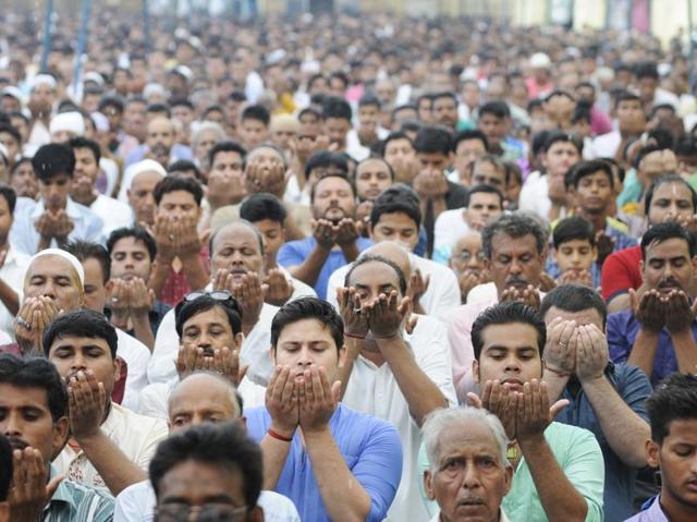 LUCKNOW, INDIA-JULY 01, 2016::: Shia muslims offering Alvida Namaj at Ashfi Masjid at Bara Imambara in Lucknow India on Friday July 01, 2016. (Photo by Deepak Gupta/ Hindustan Times) (Deepak Gupta/ht photo) LUCKNOW, INDIA-JULY 01, 2016::: Shia muslims offering Alvida Namaj at Ashfi Masjid at Bara Imambara in Lucknow India on Friday July 01, 2016. (Photo by Deepak Gupta/ Hindustan Times) (Deepak Gupta/ht photo)