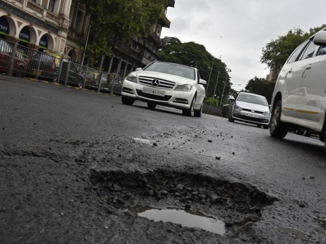 Shahid Bhagat Singh Marg, Jehangir Art Gallery: Of the 188 potholes, 104 have been reported in the western suburbs, with most in K-west (Andheri, Jogeshwari and Vile Parle) and P-north (Malad east and west) wards. (Anshuman Poyrekar/ Hindustan Times)
