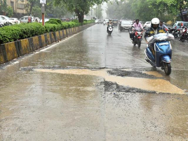 Oshiwara Link Road: The potholes ensure the ride on the arterial road, which mainly handles traffic from Juhu to Oshiwara, is bumpy. (Vidya Subramanian/ Hindustan Times)