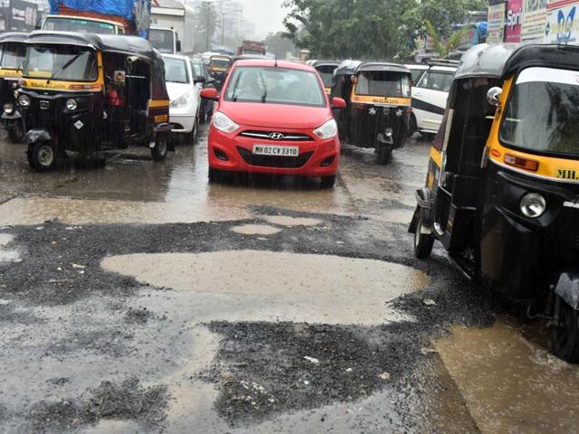 Andheri Link Road: The potholes that have surfaced in the middle of the road make travel a nightmare for motorists, especially during evening peak hours (Vidya Subramanian/ Hindustan Times)
