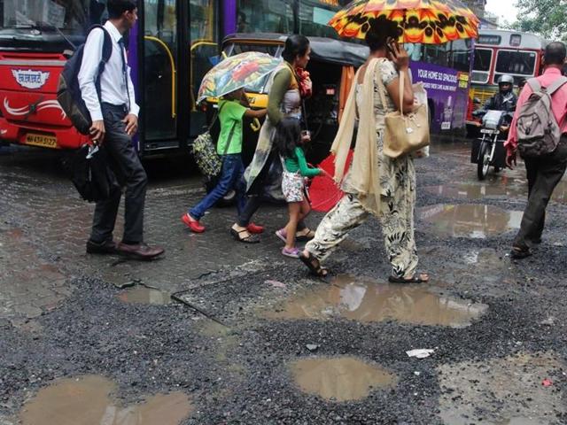 bhandup (w) Motorists and commuters struggle to cross the stretch of LBS Road, Bhandup.(Praful Gangurde) bhandup (w) Motorists and commuters struggle to cross the stretch of LBS Road, Bhandup.(Praful Gangurde)