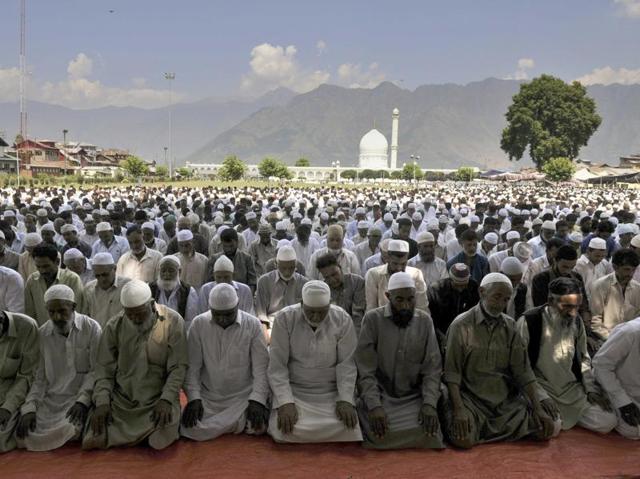 Srinagar,India-JULY 01-2016:Kashmiri muslim offering prayers during the last friday of ramazan outside the shrine of hazratbal in srinagar,india,on july 01,2016. (Photo by Waseem Andrabi/ Hindustan Times) Srinagar,India-JULY 01-2016:Kashmiri muslim offering prayers during the last friday of ramazan outside the shrine of hazratbal in srinagar,india,on july 01,2016. (Photo by Waseem Andrabi/ Hindustan Times)