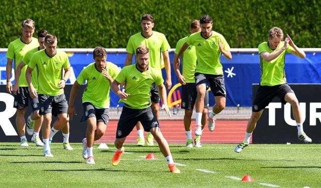 Germany´s players warm up during a training session in Evian. (AFP Photo) Germany´s players warm up during a training session in Evian. (AFP Photo)