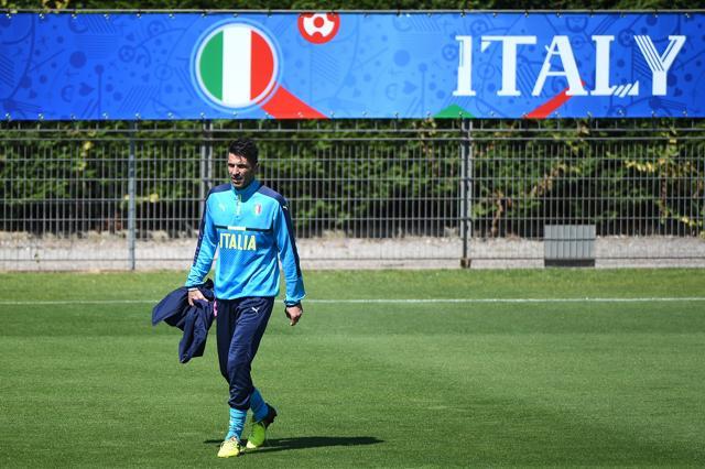 Italy goalkeeper Gianluigi Buffon attends a training session at the team's training ground in Montpellier, southern France. (AFP Photo) Italy goalkeeper Gianluigi Buffon attends a training session at the team's training ground in Montpellier, southern France. (AFP Photo)