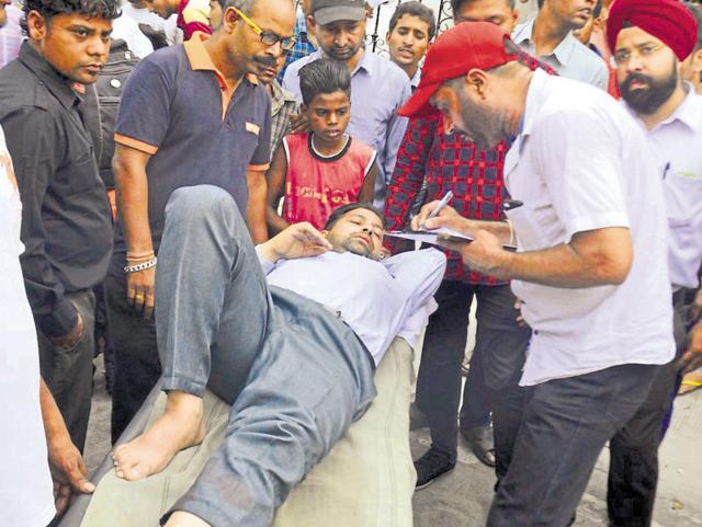 An official recording the statement of one of the persons injured in accidental firing in Amritsar on Friday. (Sameer Sehgal/HT)