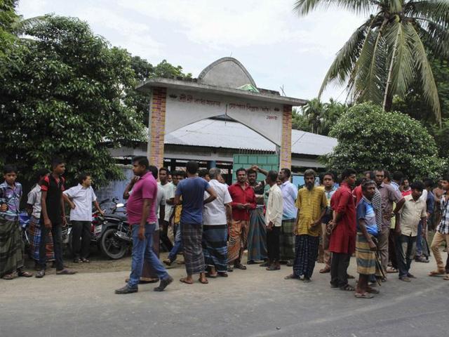 Bystanders gather after Hindu priest Shyamananda Das was hacked to death in Jhenaidah some 211kms north-west of Dhaka on July 1, 2016. (AFP Photo) Bystanders gather after Hindu priest Shyamananda Das was hacked to death in Jhenaidah some 211kms north-west of Dhaka on July 1, 2016. (AFP Photo)