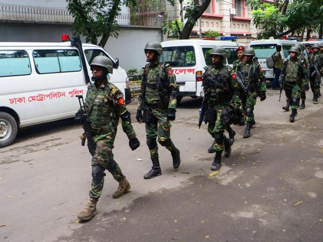 Bangladeshi military commandos walk away from an upscale restaurant after a bloody siege ended in Dhaka on July 2, 2016. (AFP Photo) Bangladeshi military commandos walk away from an upscale restaurant after a bloody siege ended in Dhaka on July 2, 2016. (AFP Photo)