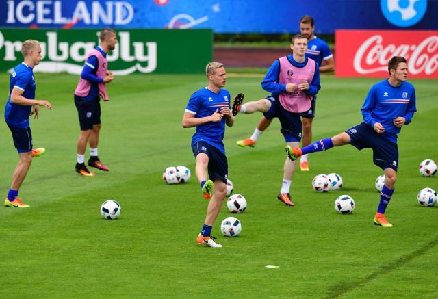 Iceland's forward Kolbeinn Sigthorsson (C) and other players attend a training session. (AFP Photo) Iceland's forward Kolbeinn Sigthorsson (C) and other players attend a training session. (AFP Photo)