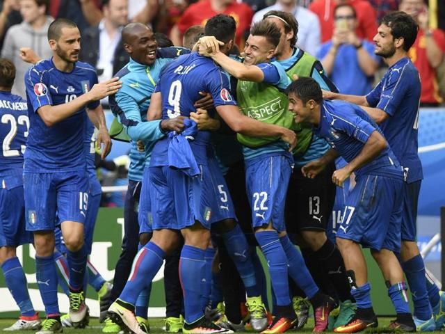 Italy players react after Pelle scored a second goal for the team during Euro 2016 round of 16 football match between Italy and Spain at the Stade de France stadium in Saint-Denis, near Paris. (AFP Photo) Italy players react after Pelle scored a second goal for the team during Euro 2016 round of 16 football match between Italy and Spain at the Stade de France stadium in Saint-Denis, near Paris. (AFP Photo)
