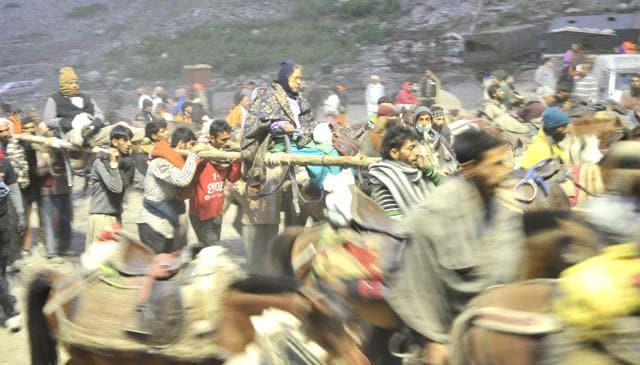 Pilgrims on their way to the Amarnath cave on July 02, 2016 near Dhumal, 120 kilometers northeast of Srinagar.(Waseem Andrabi/HT Photo) Pilgrims on their way to the Amarnath cave on July 02, 2016 near Dhumal, 120 kilometers northeast of Srinagar.(Waseem Andrabi/HT Photo)