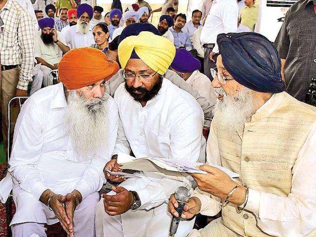 Punjab chief minister Parkash Singh Badal during a ‘Sangat Darshan’ at a village in Dirba constituency in Sangrur on Friday. (Bharat Bhushan/HT) Punjab chief minister Parkash Singh Badal during a ‘Sangat Darshan’ at a village in Dirba constituency in Sangrur on Friday. (Bharat Bhushan/HT)