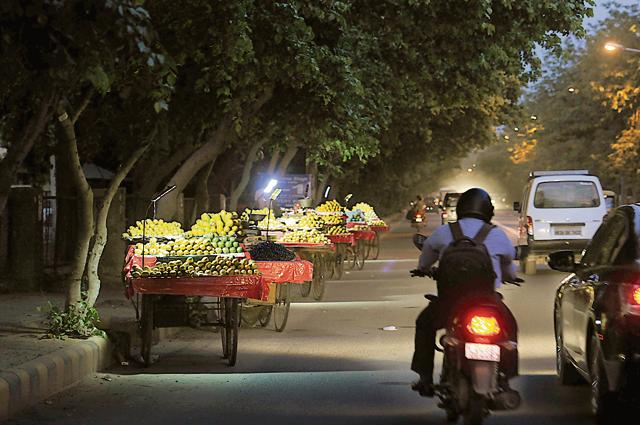 The project is aimed at curtailing snarls that are result of roads being encroached upon by vendors.(Abhinav Saha/HT Photo) The project is aimed at curtailing snarls that are result of roads being encroached upon by vendors.(Abhinav Saha/HT Photo)
