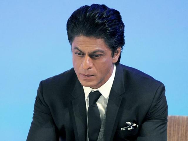 Indian Bollywood actor Shah Rukh Khan attends a promotional event in Mumbai on June 30, 2016. / AFP PHOTO / STR (AFP) Indian Bollywood actor Shah Rukh Khan attends a promotional event in Mumbai on June 30, 2016. / AFP PHOTO / STR (AFP)