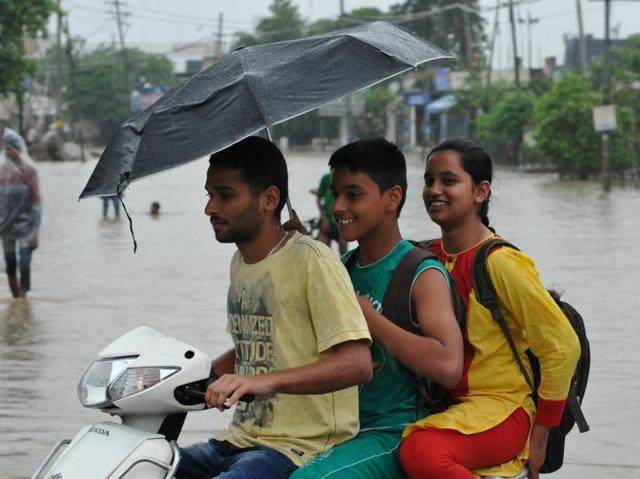 Flouting rules, bracing showers, dealing with potholes, soldiering on. (Pardeep Pandit/HT Photo)