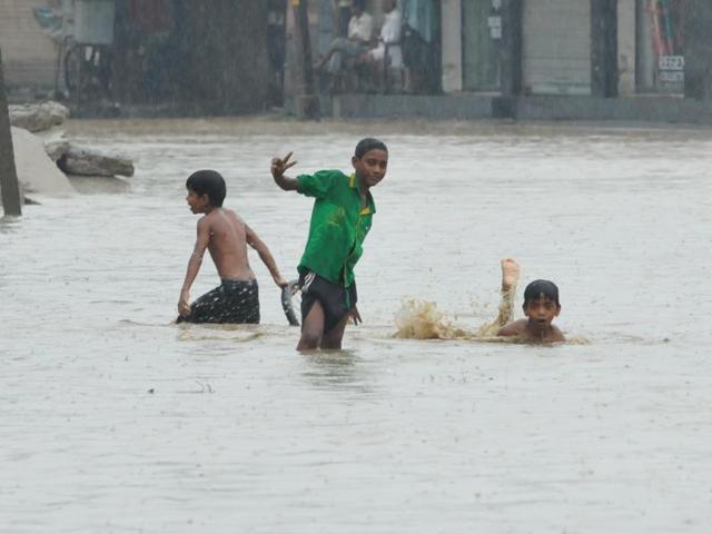 Children making the most of the water and the cool temperature. (Pardeep Pandit/HT Photo)