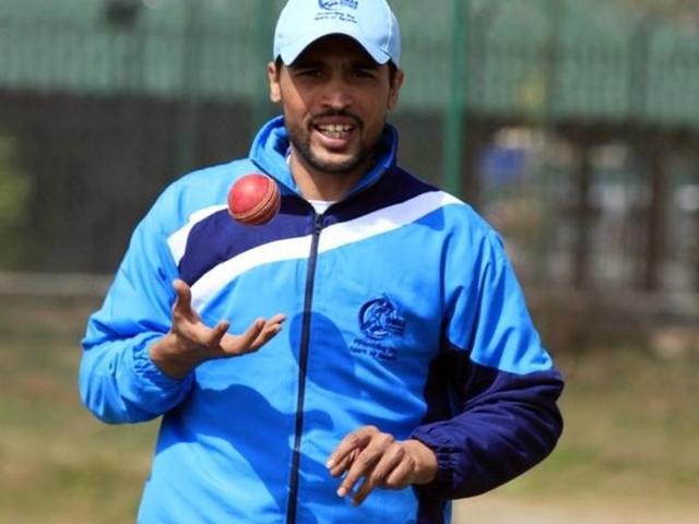Pakistan pace bowler Mohammad Amir takes part in a practice session at a cricket ground in Rawalpindi.(Reuters Photo)