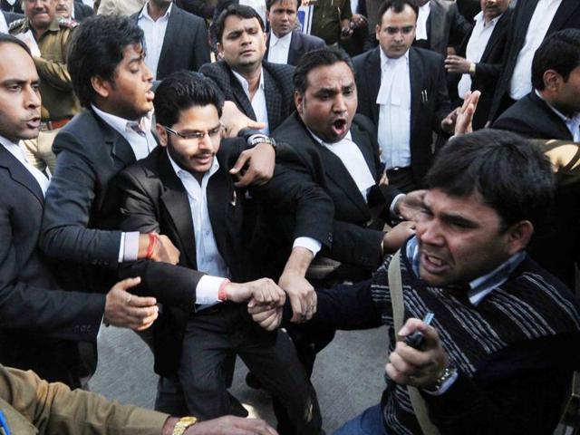 Lawyers assaulting a journalist outside Patiala House Court in New Delhi on February 17, 2016.(Hindustan Times)