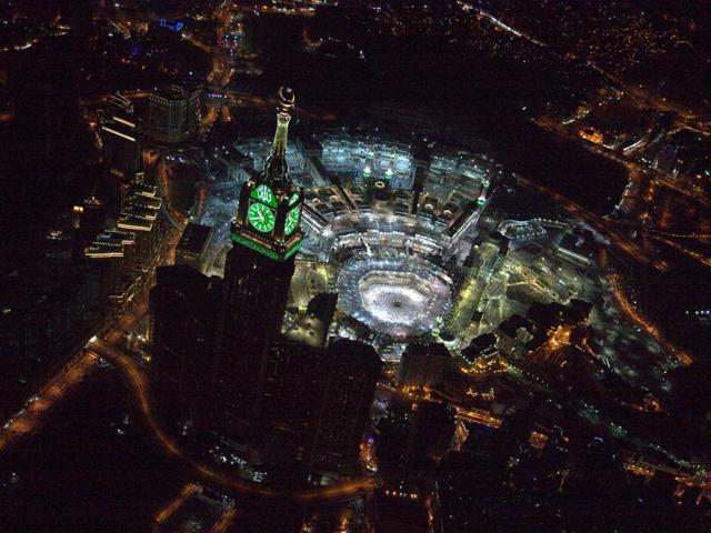 An aerial view shows Muslim worshippers praying at the Grand mosque in Mecca. (REUTERS)