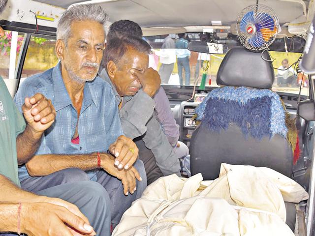 Relatives of Jethanand, one of the three victims of the accident, mourn his death. Jethanand was killed while he was on his way back home from work. (Prabhakar Sharma/HT Photo) Relatives of Jethanand, one of the three victims of the accident, mourn his death. Jethanand was killed while he was on his way back home from work. (Prabhakar Sharma/HT Photo)
