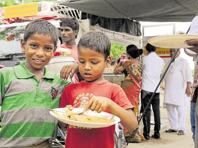 A mobile food van run by a trust in Noida’s Sector 55 has been providing cheap and nutritious meals to nearly 400 people at the spot every day. (Burhaan Kinu/HT Photo) A mobile food van run by a trust in Noida’s Sector 55 has been providing cheap and nutritious meals to nearly 400 people at the spot every day. (Burhaan Kinu/HT Photo)