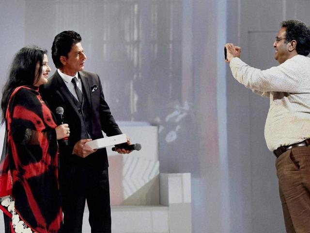 Fans take photo with Shah Rukh Khan. (PTI)