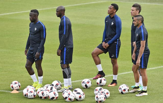 France's Dimitri Payet, Laurent Koscielny, Anthony Martial, Eliaquim Mangala and Bacary Sagna, from right, wait for new exercises during a training session. (AP Photo) France's Dimitri Payet, Laurent Koscielny, Anthony Martial, Eliaquim Mangala and Bacary Sagna, from right, wait for new exercises during a training session. (AP Photo)