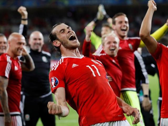 Wales' Gareth Bale and teammates celebrate at full time (Reuters Photo) 