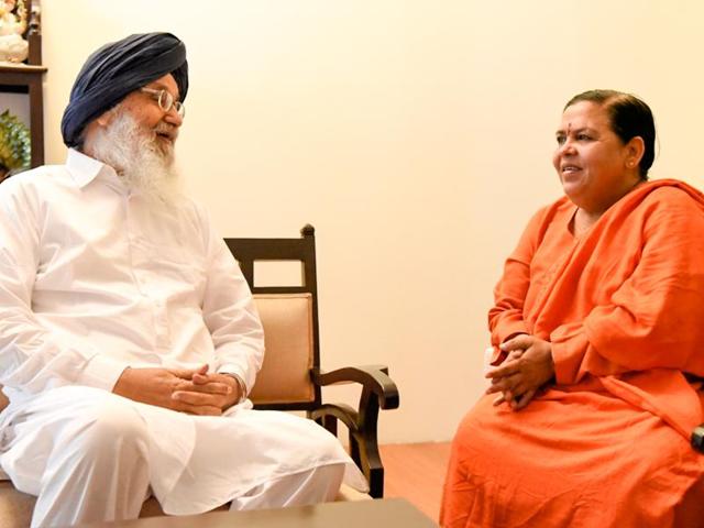 Punjab chief minister Parkash Singh Badal with Union water resources minister Uma Bharti on Sunday.(HT Photo) Punjab chief minister Parkash Singh Badal with Union water resources minister Uma Bharti on Sunday.(HT Photo)
