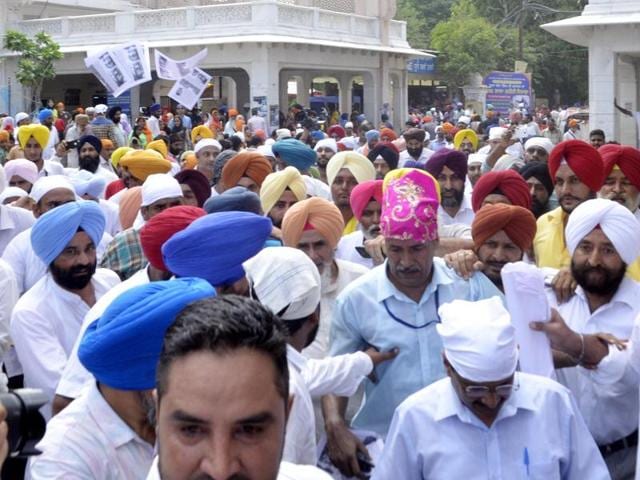 Unidentified people who threw leaflets at the Arvind Kejriwal outside the Golden Temple in Amritsar on Sunday.(Sameer Sehgal/HT Photo)