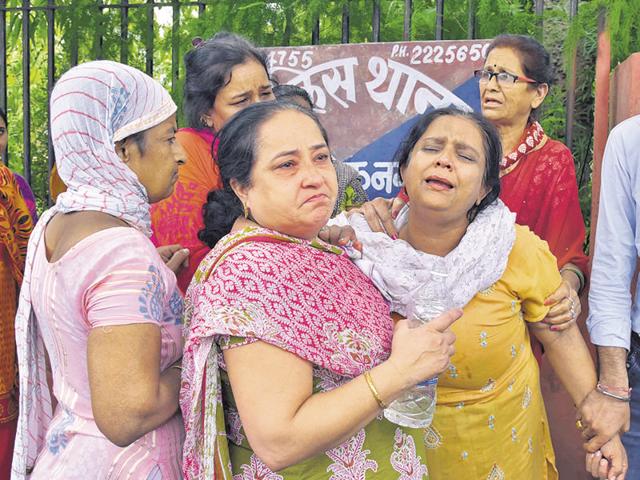 Vishnu Lekhwani’s wife (in yellow) breaks down outside Ashok Nagar police station during a protest. (Prabhakar Sharma/HT Photo) Vishnu Lekhwani’s wife (in yellow) breaks down outside Ashok Nagar police station during a protest. (Prabhakar Sharma/HT Photo)