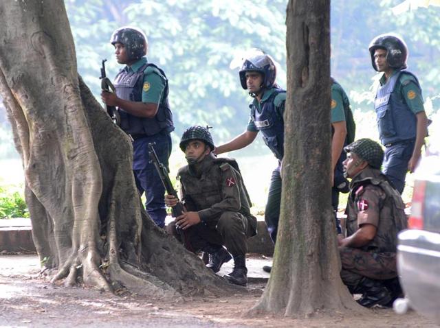 Army soldiers take their positions near the Holey Artisan restaurant after Islamist militants attacked the upscale cafe in Dhaka. (REUTERS) Army soldiers take their positions near the Holey Artisan restaurant after Islamist militants attacked the upscale cafe in Dhaka. (REUTERS)