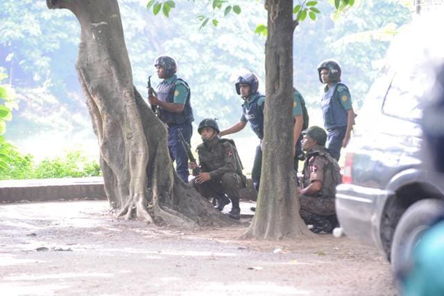 Army soldiers take their positions near the Holey Artisan restaurant after Islamist militants attacked the upscale cafe in Dhaka, Bangladesh, July 2, 2016. (Reuters Photo) Army soldiers take their positions near the Holey Artisan restaurant after Islamist militants attacked the upscale cafe in Dhaka, Bangladesh, July 2, 2016. (Reuters Photo)