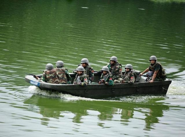 Army soldiers patrol in a boat on a lake near the Holey Artisan restaurant after Islamist militants attacked the upscale cafe in Dhaka, Bangladesh, July 2, 2016. (Reuters Photo) Army soldiers patrol in a boat on a lake near the Holey Artisan restaurant after Islamist militants attacked the upscale cafe in Dhaka, Bangladesh, July 2, 2016. (Reuters Photo)