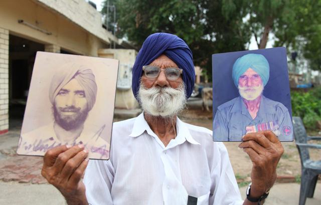 FREEZE FRAME: Naik Sarup Singh showing his photos from another era. (Anil Dayal/HT Photo) FREEZE FRAME: Naik Sarup Singh showing his photos from another era. (Anil Dayal/HT Photo)