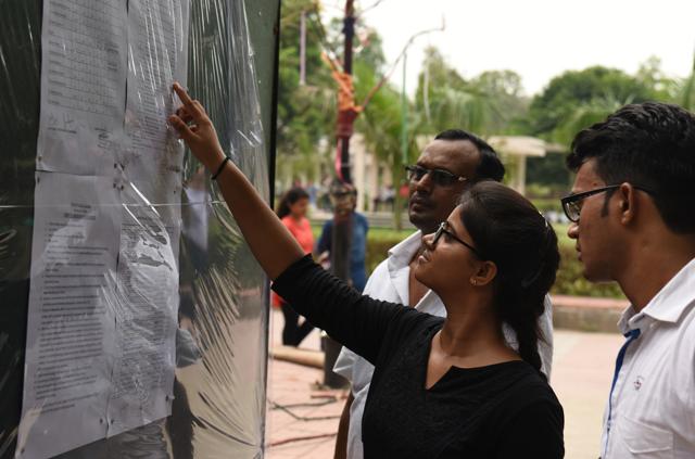 Youngsters aspiring to get admission in Delhi University check the cut-off list.(Sushil Kumar/HT photo) Youngsters aspiring to get admission in Delhi University check the cut-off list.(Sushil Kumar/HT photo)