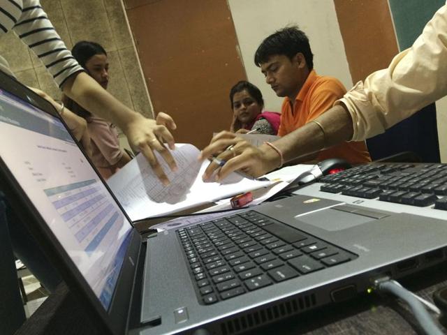 Teachers check students’ documents during admissions at Delhi University. (Saumya Khandelwal/Hindustan Times) Teachers check students’ documents during admissions at Delhi University. (Saumya Khandelwal/Hindustan Times)